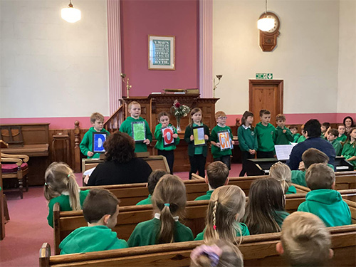 Plant yn cymrhyd rhan mewn Gwasanaeth Diolchgarwch yng Nghapel Rhydbach
