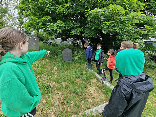 Plant yn helpu tacluso Eglwys Llandegwning
